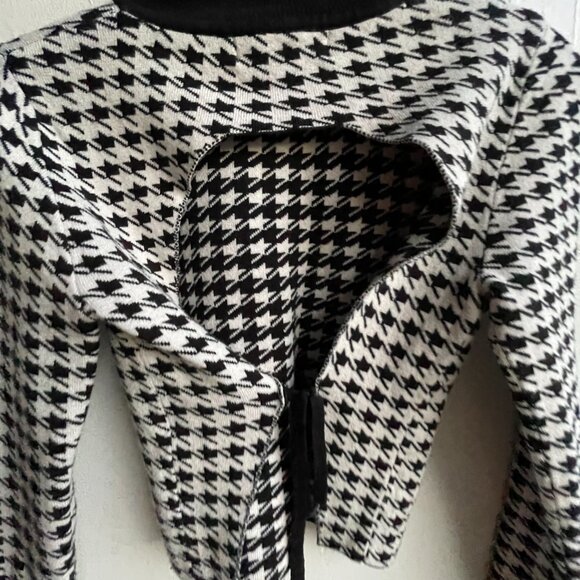 Coco and Shay boutique backless turtleneck hounds tooth sweater in Size M - Picture 4 of 7